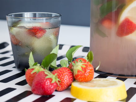 Eau infusée : Fraises, Citrons et Menthe