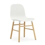 Normann Copenhagen - Chaise Form, Pied en bois, chêne / blanc (patins en plastique)