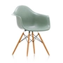Vitra - Fauteuil eames en fibre de verre daw, érable jaunâtre / eames vert mousse de mer (patins en feutre blanc)