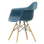 Vitra - Fauteuil en plastique Eames DAW, érable jaunâtre / bleu marine (feutre planeur blanc)