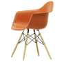 Vitra - Fauteuil en plastique Eames DAW, érable jaunâtre / rouille-orange (feutre planeur blanc)