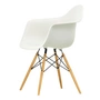 Vitra - Eames Plastic Armchair DAW (H 43 cm), érable jaunâtre / blanc, patins en feutre noir (sol dur)
