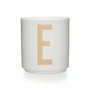 Design Letters - Tasse en porcelaine AJ E, beige / blanc