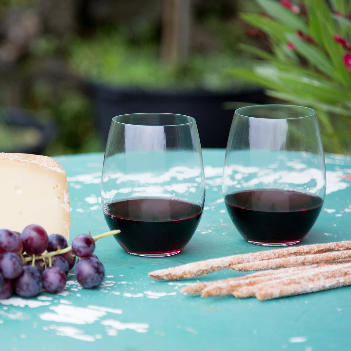 Verres à vin avec bouquet de raisin figure, verre à ballon, vin