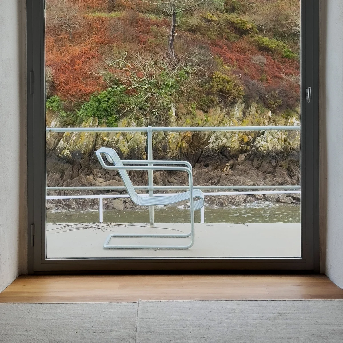 HAY - Palissade Cantilever Lounge Chair Low, hot galvanised