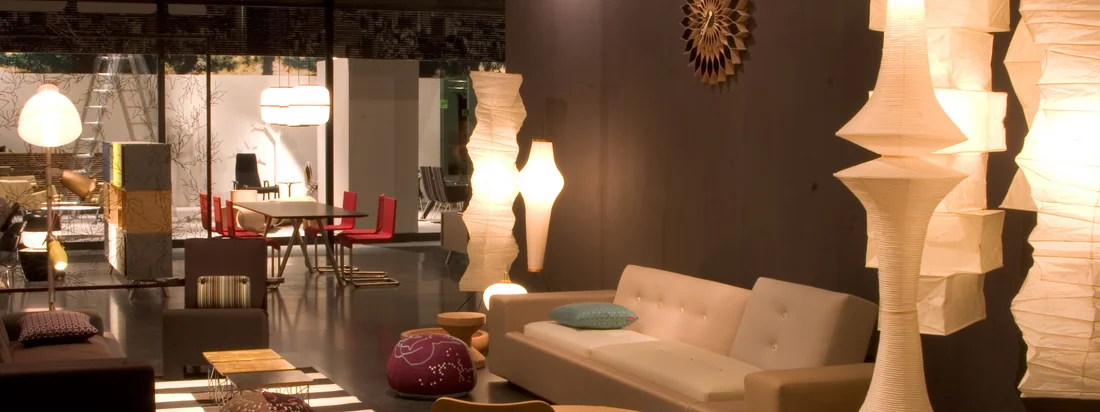 Pour sa série Akari, le designer japonais Isamu Noguchi a créé plus de 100 sculptures lumineuses faites à la main qui diffusent un calme doux et une légèreté magique.