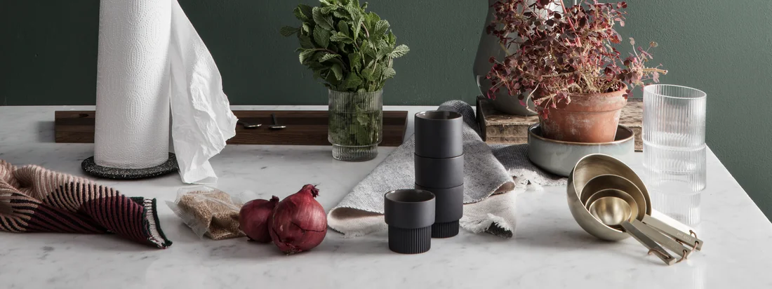 Si vous recherchez un design fonctionnel avec une touche ludique, vous avez tout à fait raison avec Ferm Living. La collection de cuisines du studio de design est donc tout aussi diversifiée, noble et pratique que les autres objets design du fabricant danois.