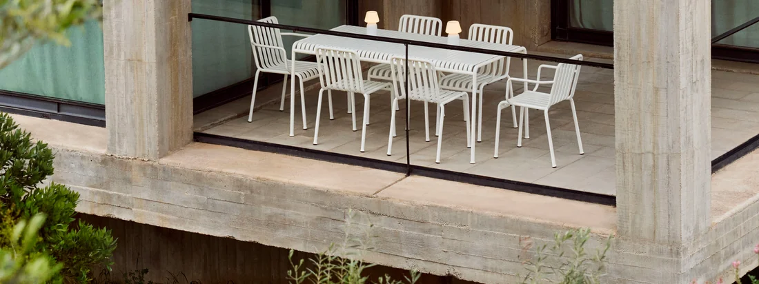 La collection de Palissade de HAY en vue de groupe. Le mobilier de jardin élégant décore votre espace extérieur et combine les aspects fonctionnels et esthétiques.