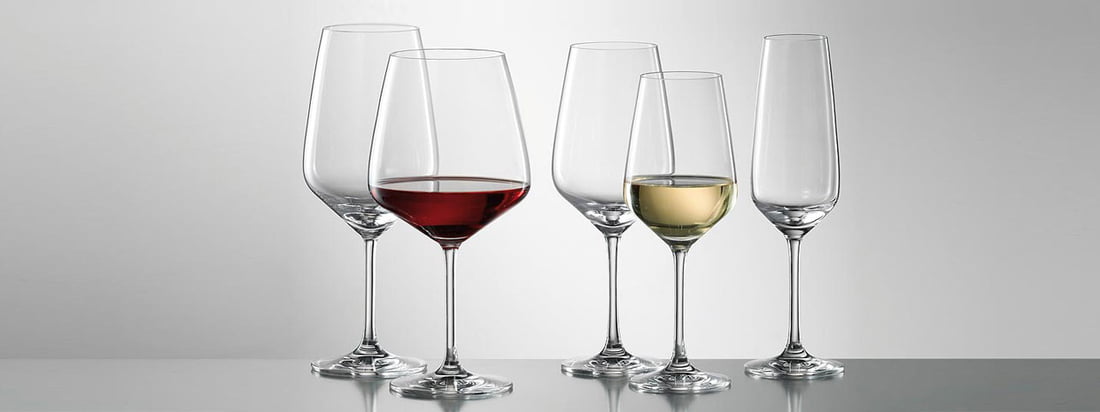 La série de verres à boire Taste de Schott Zwiesel fournit l'équipement de base parfait pour l'usage quotidien et les soirées conviviales entre amis ou en famille. La réinterprétation des formes classiques du verre donne des lignes encore plus claires, stylées et résistantes.