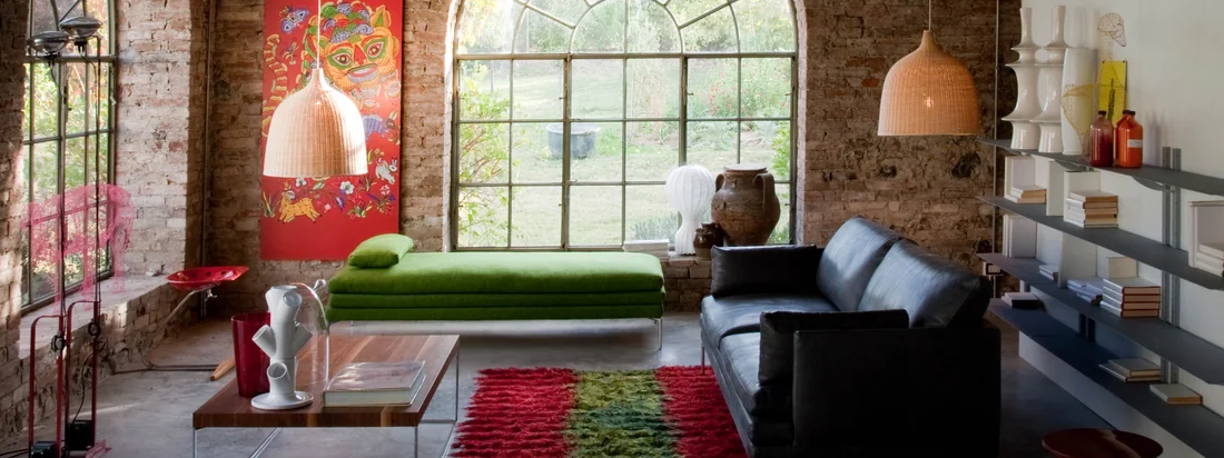 Die modernen Sitzgelegenheiten des italienischen Hersteller Zanotta fügen sich hervorragend zu dem gemütlichen Charme des rustikalen Altbaus. Der aufregende Mix aus Material vervollständigt das Interieur.