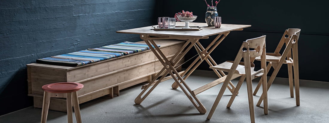 La table pliante We Do Wood - Field dans la vue d'ambiance. Elle est particulièrement adaptée à tous ceux qui n'ont qu'un espace limité dans l'appartement ou la maison, car la table peut être facilement démontée en quelques secondes.