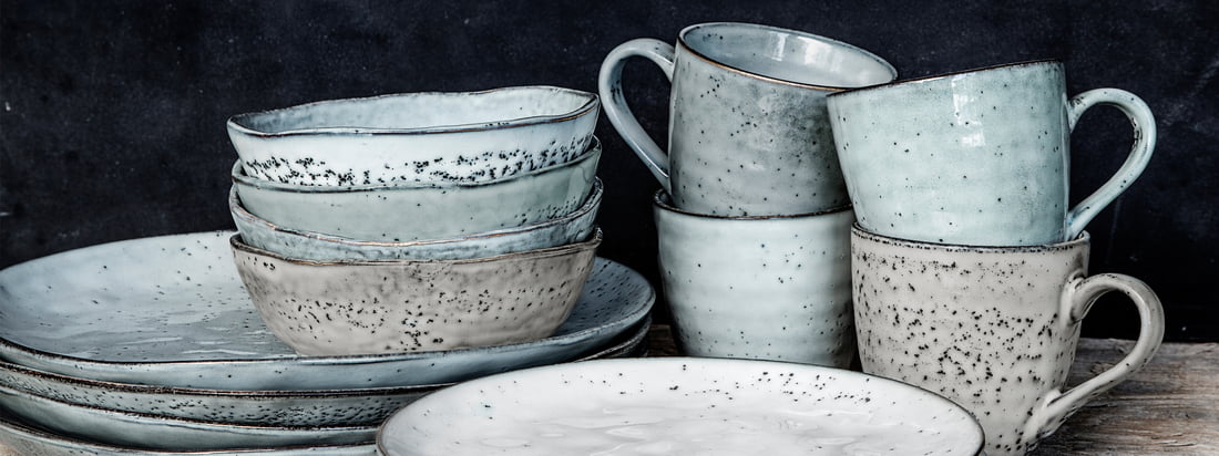 La série de vaisselle Rustic de House Doctor est une série de vaisselle robuste et rustique en grès qui inspire par ses nombreuses pièces associées et son aspect fort.