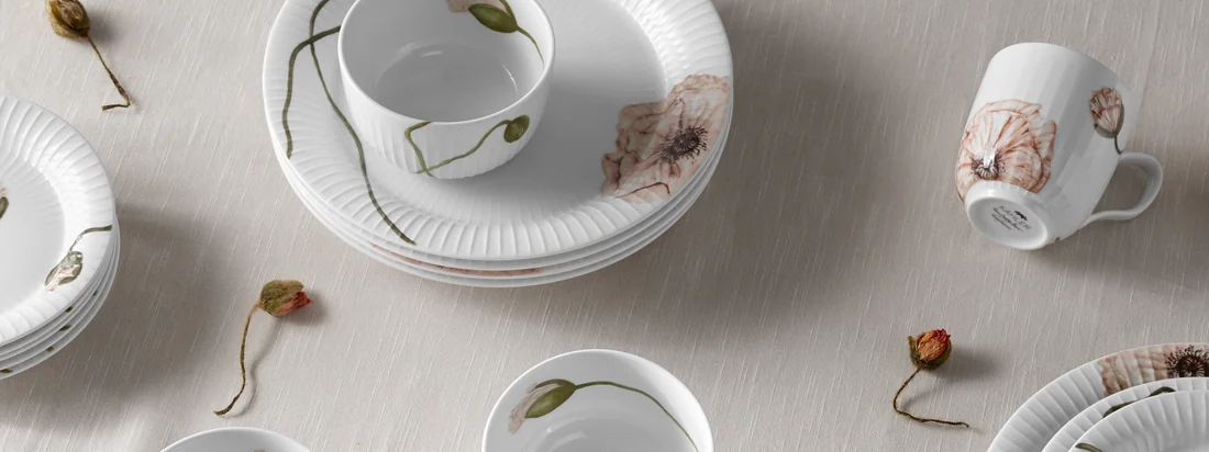Le motif aquarelle de la collection Hammershøi Poppy de Kähler Design a été peint à la main par la designer Rikke Jacobsen, puis transféré sur la porcelaine.