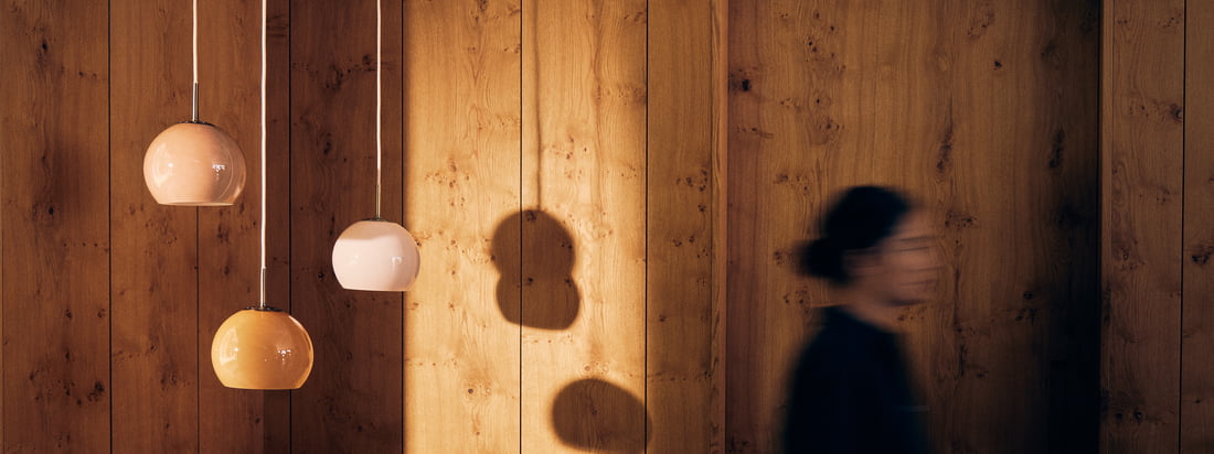 La série de lampes Ball est un classique intemporel du design d'éclairage scandinave. Conçu par Benny Frandsen en 1986, le design original poursuivait un objectif simple : apporter de la lumière dans l'obscurité, et le faire de manière élégante.