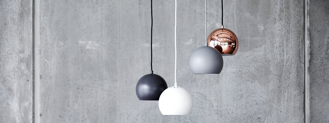 La série de lampes Ball est un classique intemporel du design d'éclairage scandinave. Conçu par Benny Frandsen en 1986, le design original poursuivait un objectif simple : apporter de la lumière dans l'obscurité, et le faire de manière élégante.