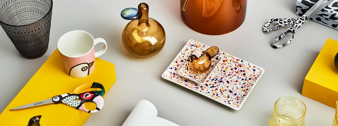 La joyeuse collection Oiva Toikka de Iittala comprend une variété de produits différents avec de nombreux motifs ludiques qui peuvent être merveilleusement combinés.