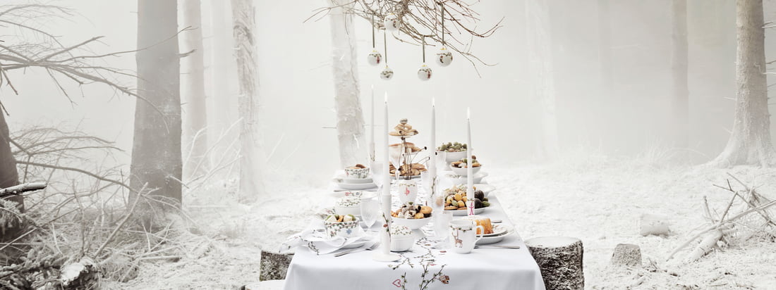 Kähler Design assure une célébration élégante et distinguée avec la collection de Noël Hammershøi, qui comprend la plus belle vaisselle et les plus nobles articles de décoration.