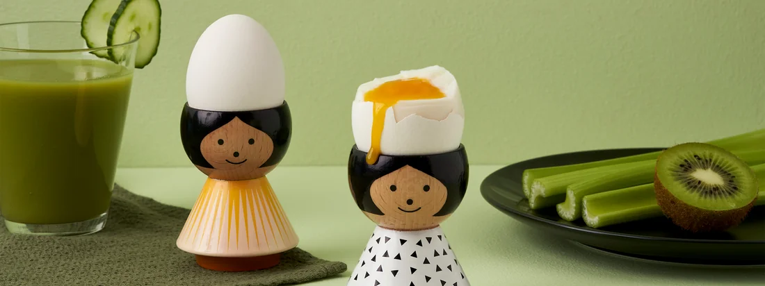 Les figurines d'environ 6 cm de haut en bois de hêtre sont toutes minutieusement peintes à la main et jouissent d'un statut culte en Scandinavie. Les coquetiers peuvent être nettoyés avec un chiffon humide.