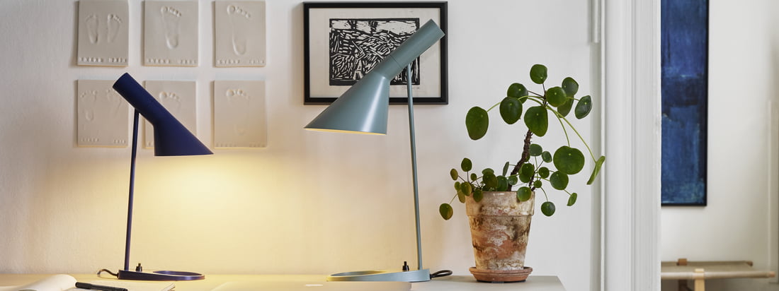 Lampe de table AJ de Louis Poulsen dans la vue Ambiente. La petite et la grande lampe de table design peuvent être combinées sur le bureau sans prendre beaucoup de place.