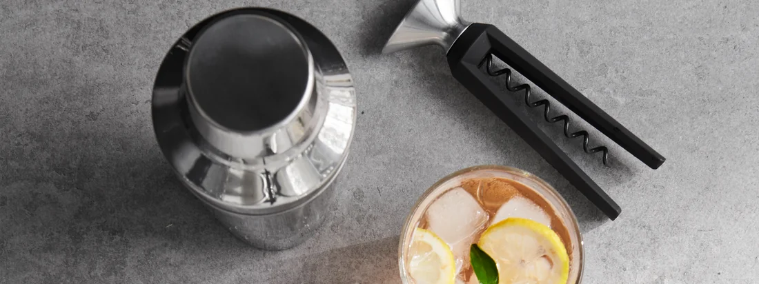 La collection Grand Cru Bar de Rosendahl dans la vue d'ambiance. Cet équipement élégant et coordonné est idéal comme cadeau pour tout amateur de cocktails.