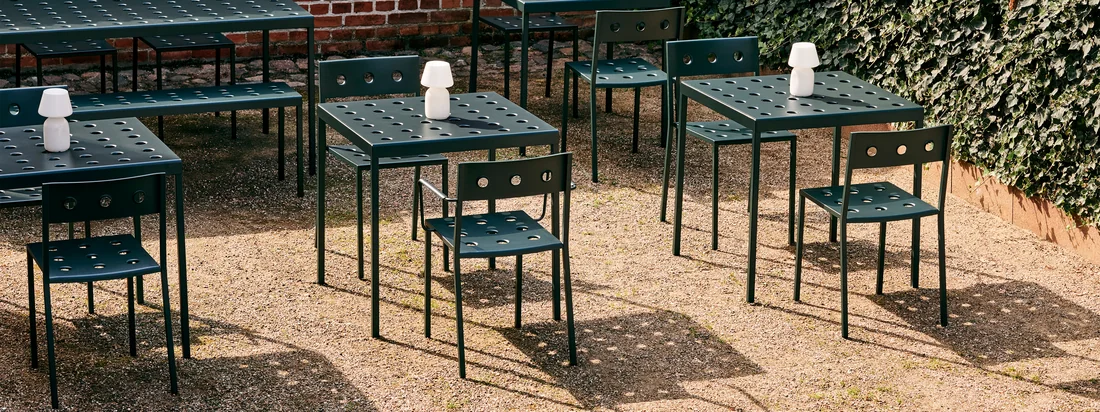 Le mobilier d'extérieur Balcony de HAY dans la vue d'ambiance. Le design perforé forme un point de mire décoratif qui fait une déclaration grave dans l'aménagement.