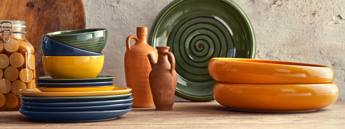 La nouvelle collection de vaisselle Colore s'inspire de la fière tradition artisanale de Kähler et des céramistes qui ont fabriqué les tout premiers bols, tasses et assiettes dans l'atelier de poterie original de Kähler.
