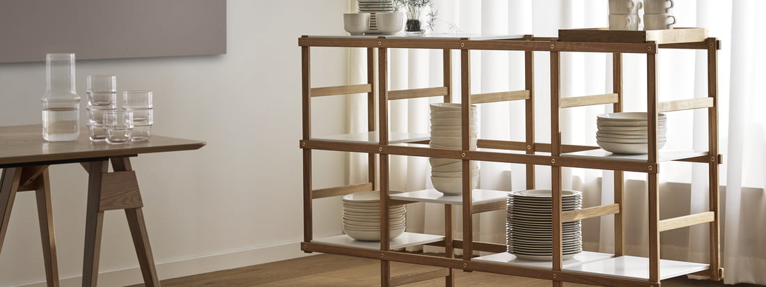 Frame de Harald Hermanrud pour Design House Stockholm est le système de mobilier parfait. Il voit son étagère moins comme une possibilité de stockage d'objets que comme un moyen de les exposer.
