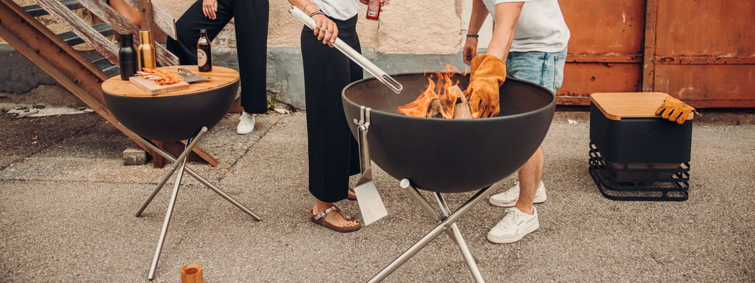 La série Bowl série de höfats dans la vue d'ambiance. Les bols à feu de la Bowl série de höfats sont idéales pour de simples soirées autour d'un feu de camp ou des barbecues en famille ou entre amis.