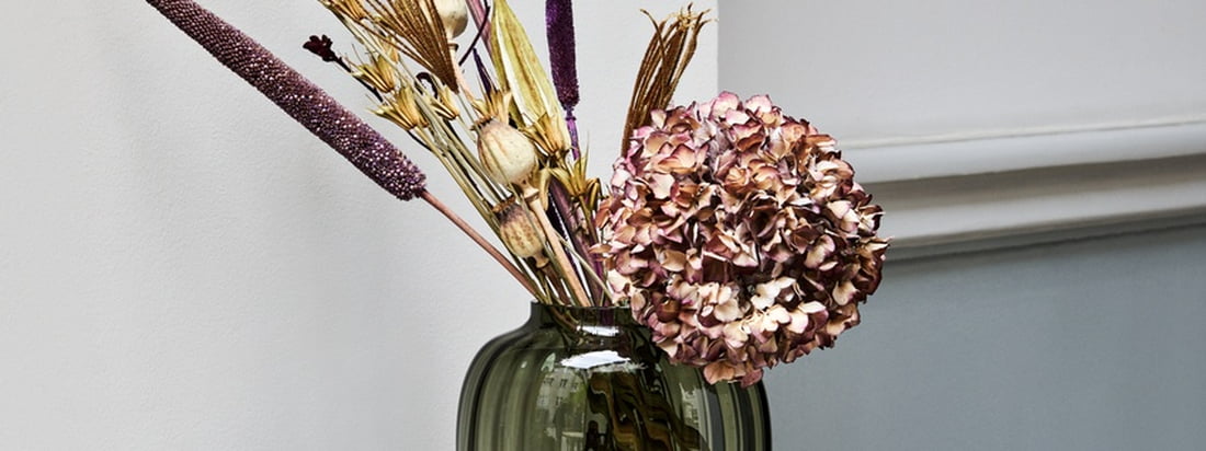 Dans un mélange de matériaux, mais avec une forme simple, les vases ne sont pas seulement imposants avec un bouquet de fleurs, mais peuvent aussi très bien se suffire à eux-mêmes en tant que "statement piece".