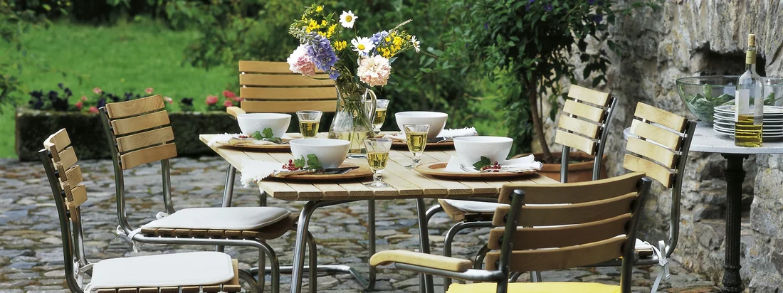 Dès que les jours s'allongent et que les nuits s'adoucissent, nous sommes attirés par l'extérieur. L'espace de vie s'étend un peu plus vers l'extérieur à chaque jour de soleil. Qui n'aime pas l'air frais et la douce chaleur des premiers rayons de soleil Le balcon, la terrasse et le jardin sont des éléments importants de notre qualité de vie.