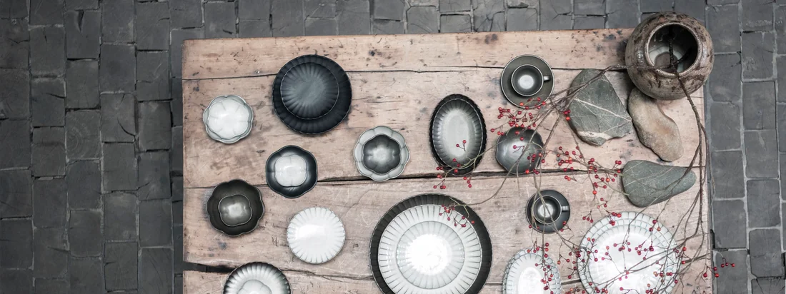 Inku Tableware by Sergio Herman de Serax est une collection qui allie le savoir-faire culinaire à l'artisanat artistique. En collaboration avec le célèbre chef Sergio Herman, Serax crée une gamme de vaisselle qui incarne la passion de Herman pour les saveurs innovantes et une présentation impeccable.