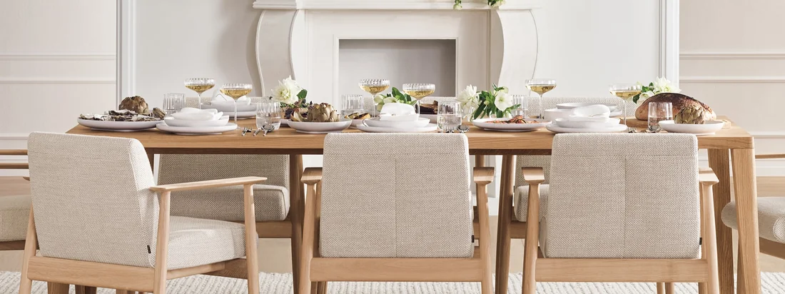 Elle se caractérise par des lignes élancées, des angles poétiques et l'utilisation de bois massif certifié FSC®, ce qui invite à explorer, toucher et vivre les meubles avec tous ses sens.