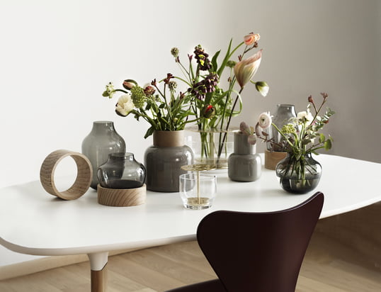Vous y trouverez des bols, des chandeliers, des vases et d'autres objets qui décoreront votre table.