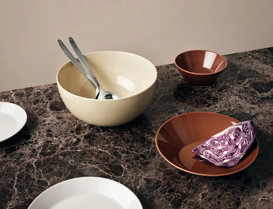 Vous trouverez des tasses, des assiettes creuses, des bols et beaucoup d'autres choses ici ...