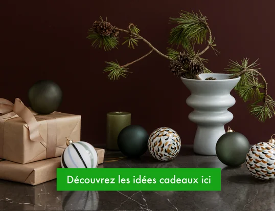 Les boules de Noël Souvenir de Holmegaard dans la vue d'ambiance : Les boules sont un véritable accroche-regard sur le sapin de Noël et dégagent une atmosphère de fête.