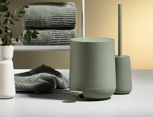 Les poubelles à pédale Nova disposent d'une fonction de fermeture silencieuse et, grâce à leurs courbes harmonieuses, elles sont intemporelles et particulièrement élégantes dans la salle de bains.