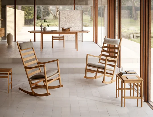 Le fauteuil en plastique Eames RAR de Vitra dans la vue d'ambiance : La chaise à bascule en plastique est équipée d'une coque de forme organique et combine le confort avec un bon style.