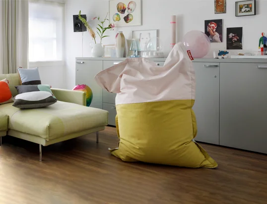 Le pouf Original Slim Pop of Colour de Fatboy dans la vue d'ambiance : Le pouf séduit par ses variations de couleurs différentes qu'on peut parfaitement combiner.