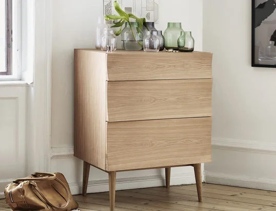 Commode classique design en bois. La Commode Muuto Reflect est une bonne combination de matériaux et de couleurs modernes. Il s’harmonise parfaitement dans un espace avec des couleur calme couleur.