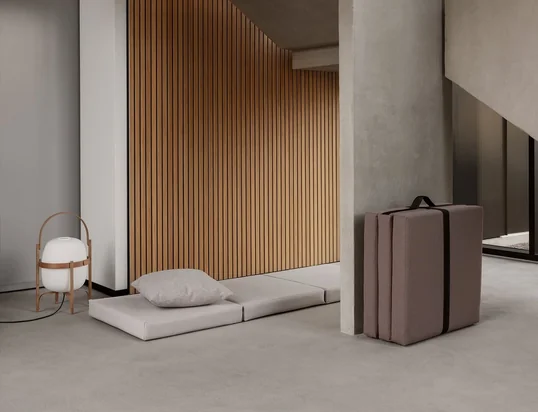 Le matelas valise Handy de la maison de design danoise Softline est pratique, décoratif, fonctionnel, facile à ranger et simple à déplier. Il se compose d'un matelas pliable en trois parties qui peut être déplié pour devenir un matelas de couchage - comme lit d'appoint ou comme support de jeu pour les enfants.