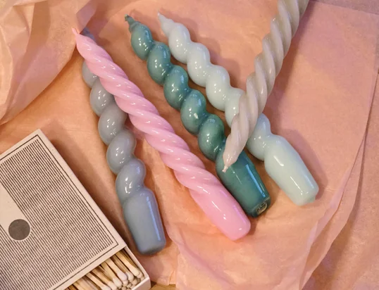 Les Spiral bougies à tige de Hay dans la vue d'ambiance. Les Spiral bougies à tige sont disponibles à l'unité ou également en sets de 6, dans différentes finitions.