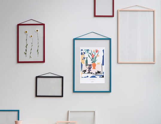Pour les cadres photo Frame de Moebe , on a renoncé à une paroi arrière classique, ce qui rend l'aspect général aéré, léger et décoratif et transparent.