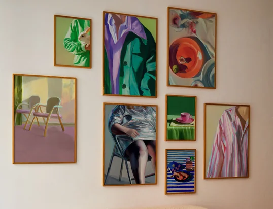 Les motifs Misfitting Things de Paper Collective attirent l'attention sur tous les murs grâce à leur légère touche de surréalisme.