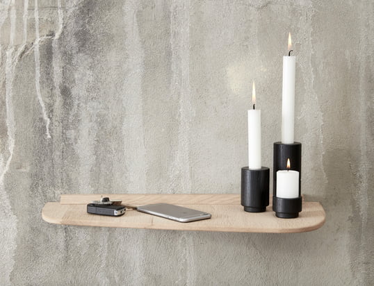 Le support pour bougies chauffe-plat en deux tailles différentes et le bougeoir Create Me en noir font une bonne impression sur l’étagère murale d’Andersen Furniture.