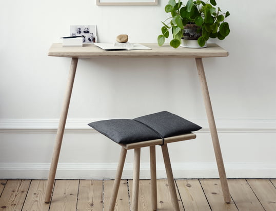 Chaussures, vestes, casquettes, sacs - beaucoup de choses doivent y être rangées sans que l'entrée ne paraisse encombrée. Pour y remédier, il existe des consoles et des vestiaires au design fonctionnel.