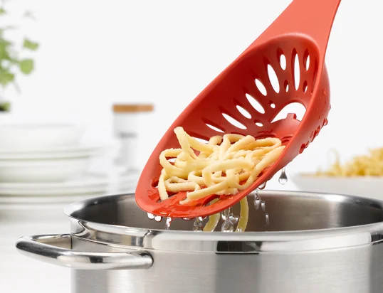 La cuillère à soupe Mirko du fabricant allemand Koziol est adaptée aux besoins de l'équipement de cuisine professionnel. Elle combine intelligemment une louche et une passoire.