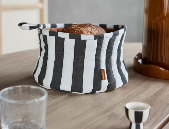 La corbeille à pain Toppu de OYOY est un mélange parfait de style et de fonctionnalité pour la cuisine ou la salle à manger. Elle apporte une touche d'élégance scandinave à la table. Sa construction en coton bio garantit sa durabilité.