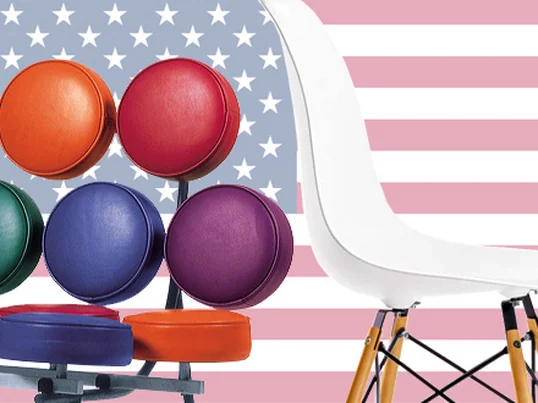 Le Mashmallow Sofa, créé par George Nelson, peut être considéré comme l'une des première créations Pop-Art. Avec la Eames Plastic Side Chair DSW de Charles & Ray Eames, ils sont des classiques absolus en matière de pièces design américaines.