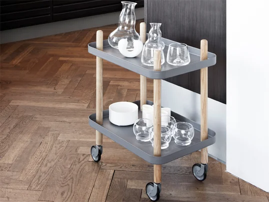 Grâce à ses quatre roues, le chariot latéral Normann Copenhagen Block est une table d'appoint mobile au look léger et aéré. Le design vient de Simon Legald.