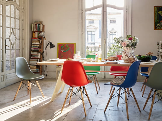 Vitra vous montre comment constituer une salle à manger élégante et authentique. La table de salle à manger EM fournit suffisamment d’espace pour toute la famille. Vous serez assis confortablement sur la chaise : Eames Plastic Side Chair.